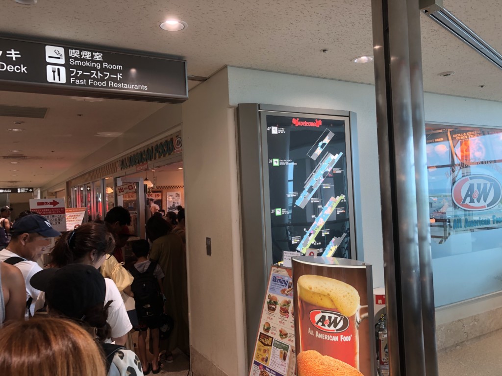 沖縄グルメ情報　那覇空港でアメリカンバーガーをかぶりつこう！Ａ＆Ｗ那覇空港店